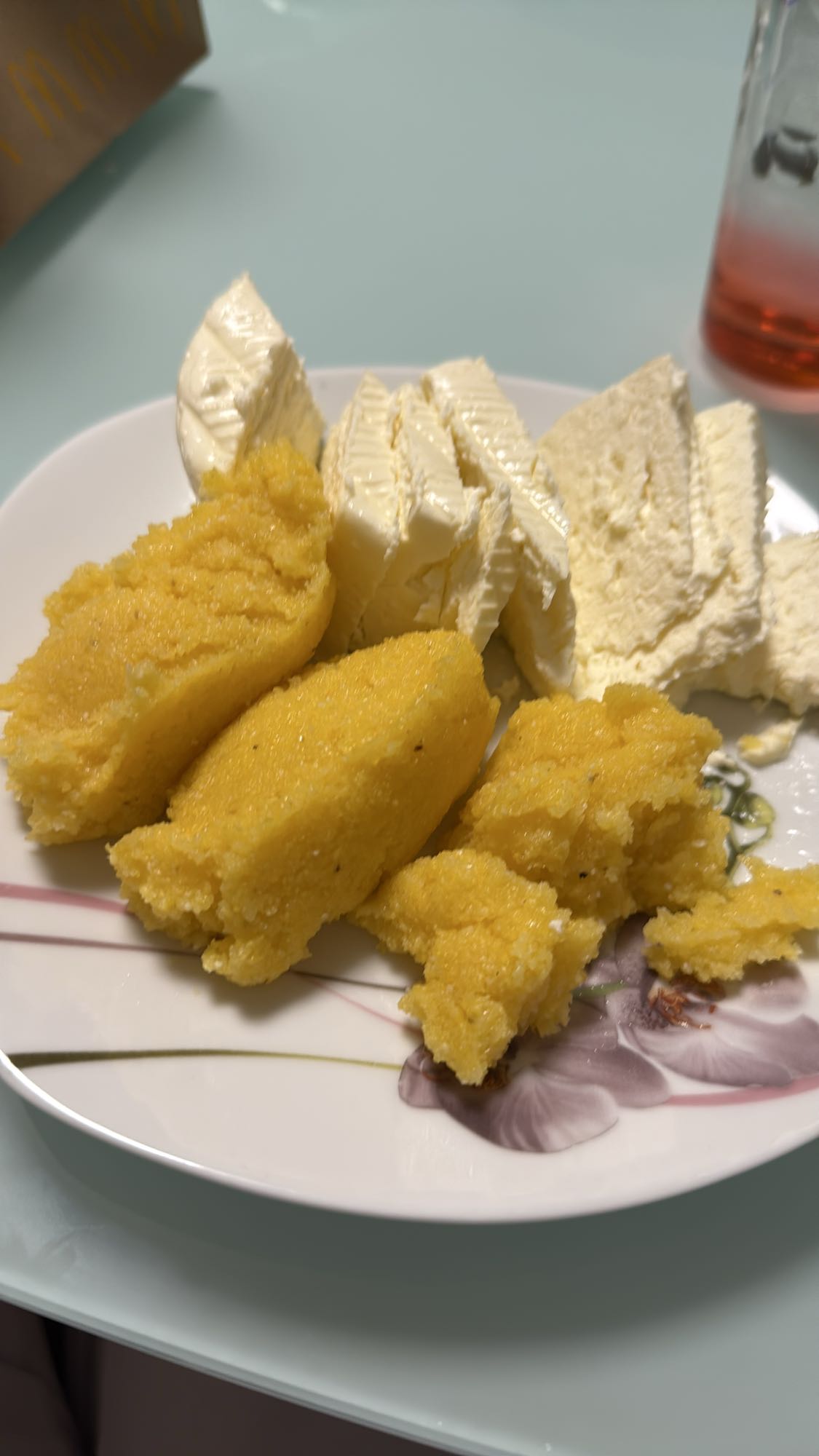 Mămăligă cu brânză