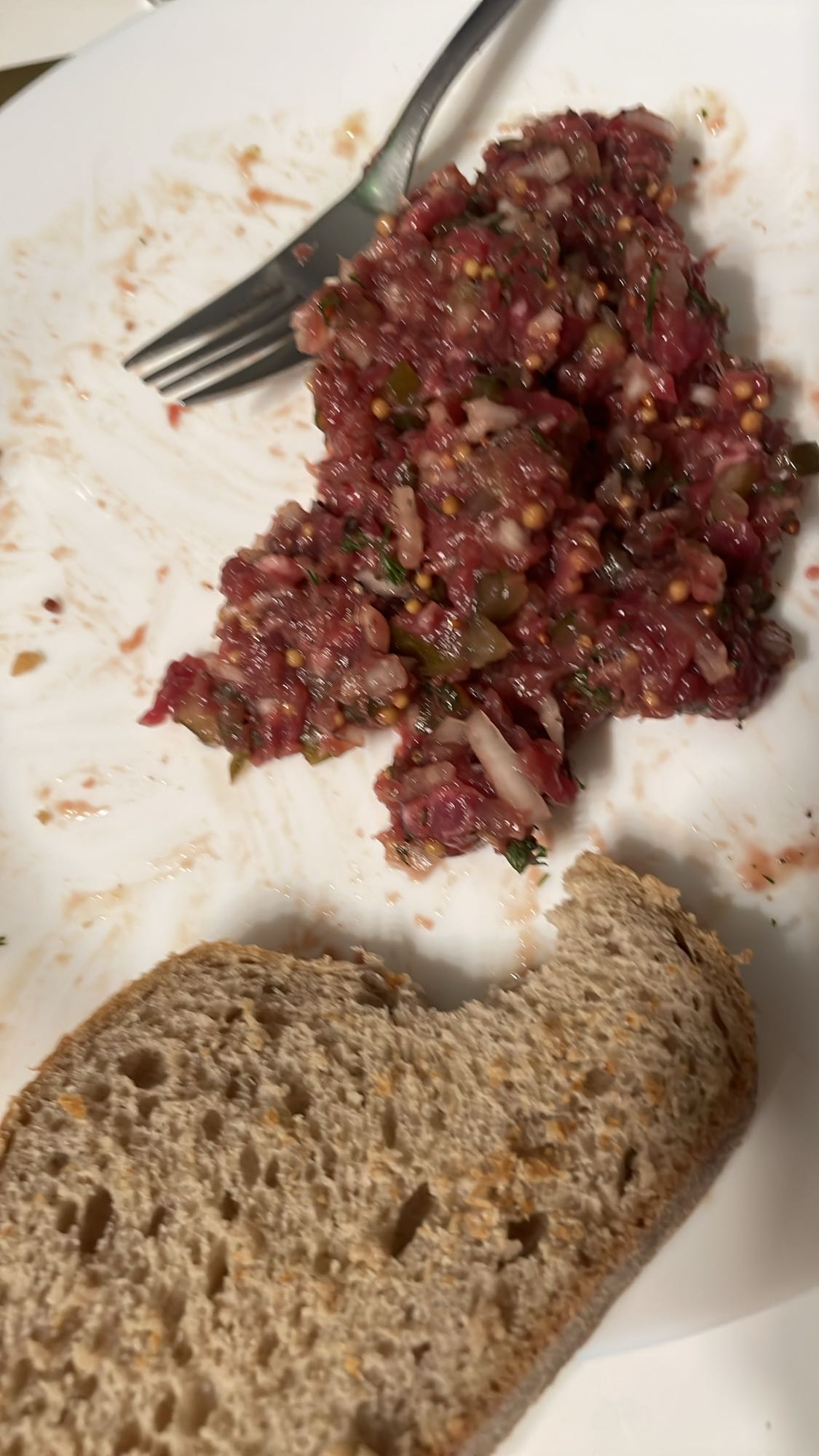 tatar wołowy z chlebem