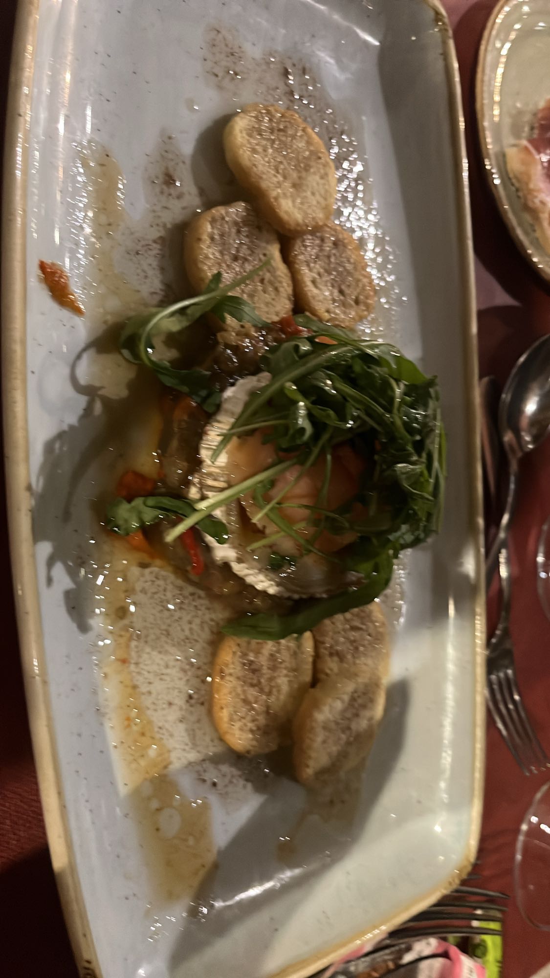 queso de cabra con pan y rúcula