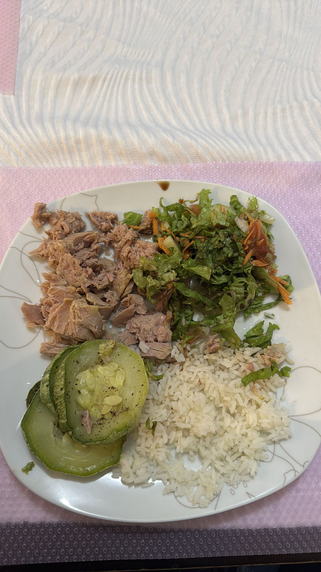 Atún con arroz y ensalada