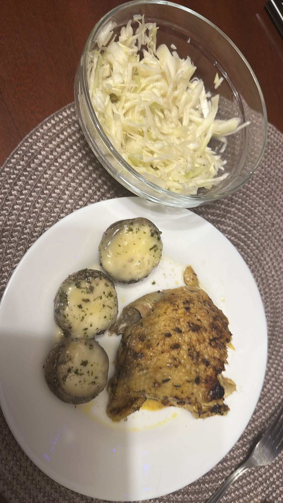 Pui cu ciuperci și salată