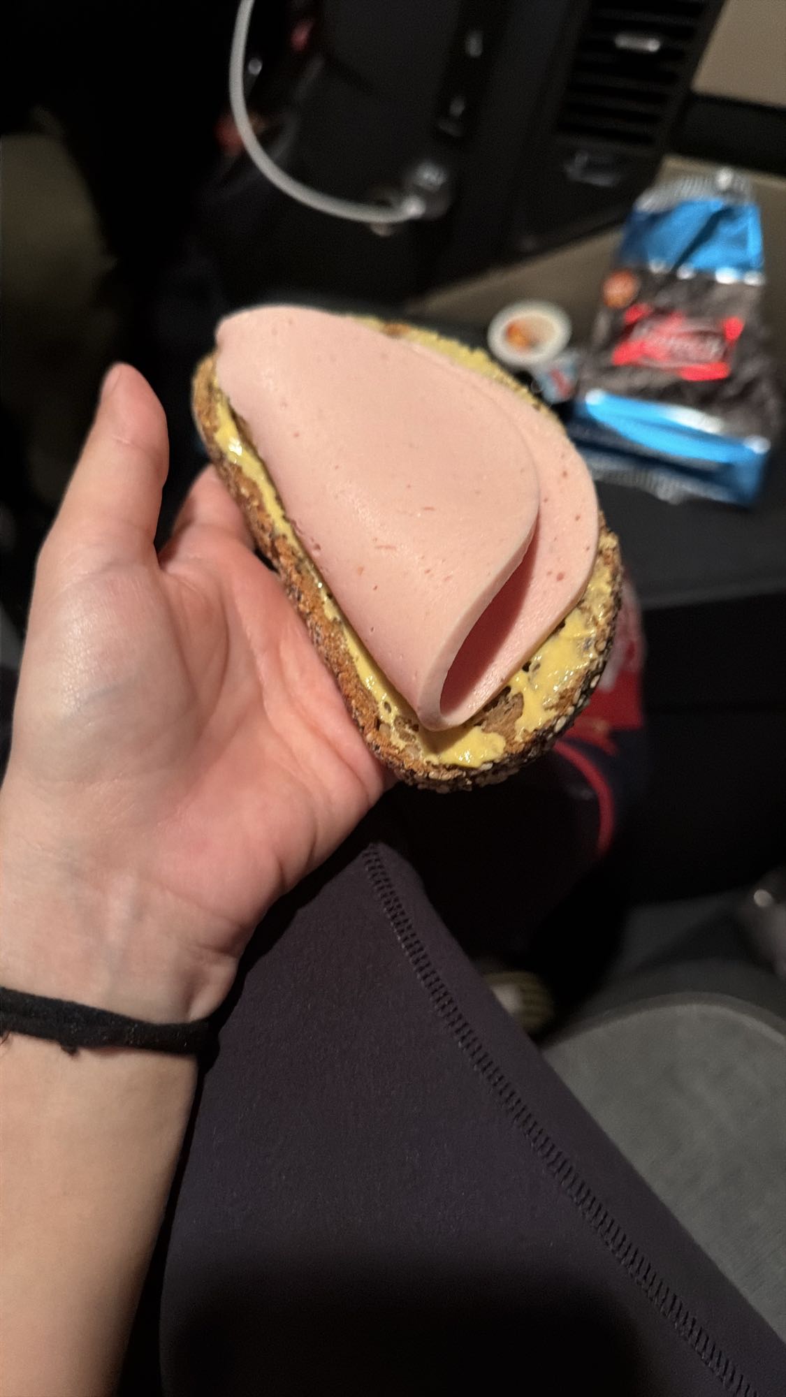 Sandviș cu parizer și muștar