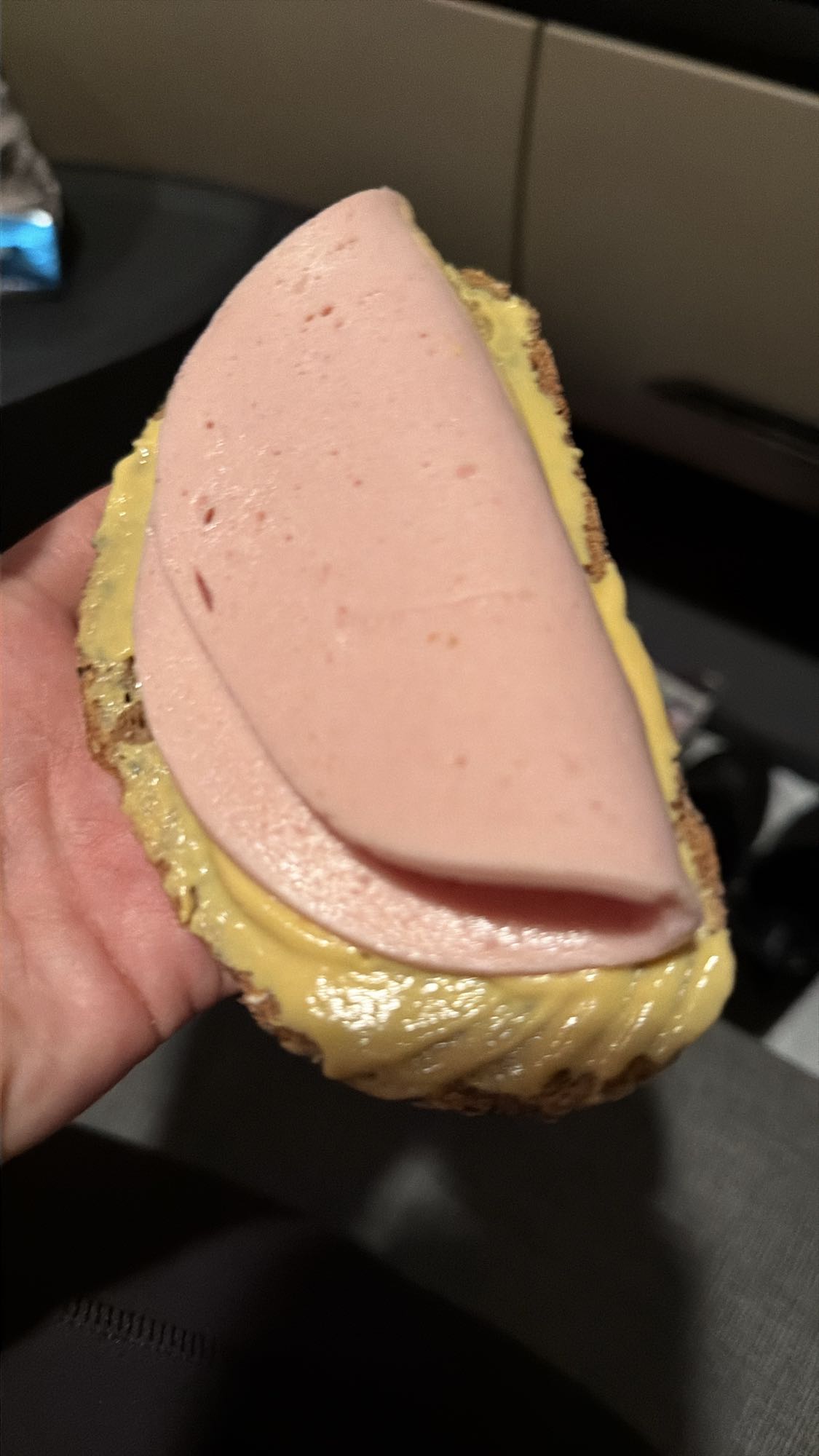 Sandviș cu parizer și unt