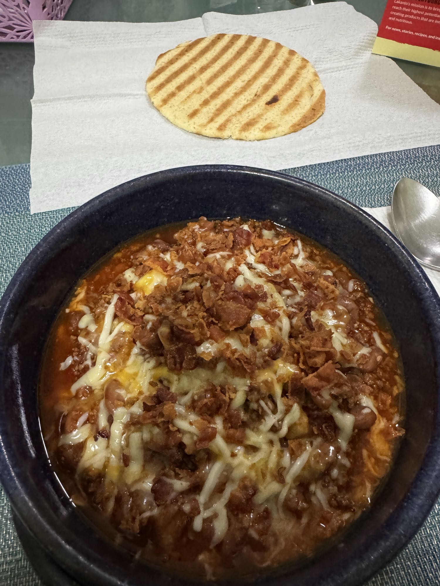 frijoles charros con queso y tocino