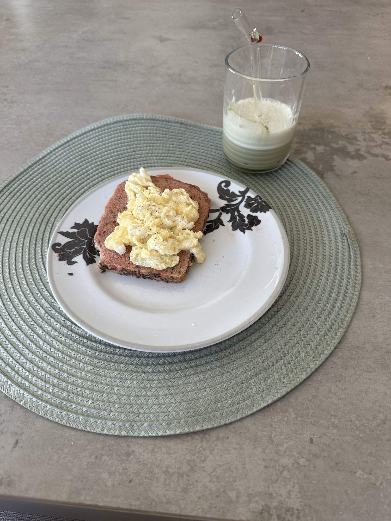 Tostada con huevo y matcha