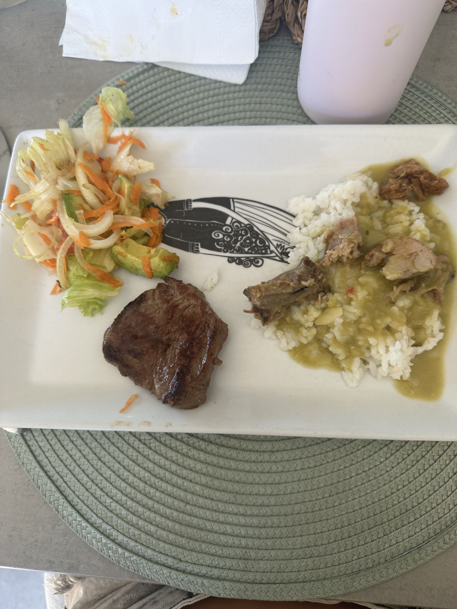 carne, arroz y ensalada