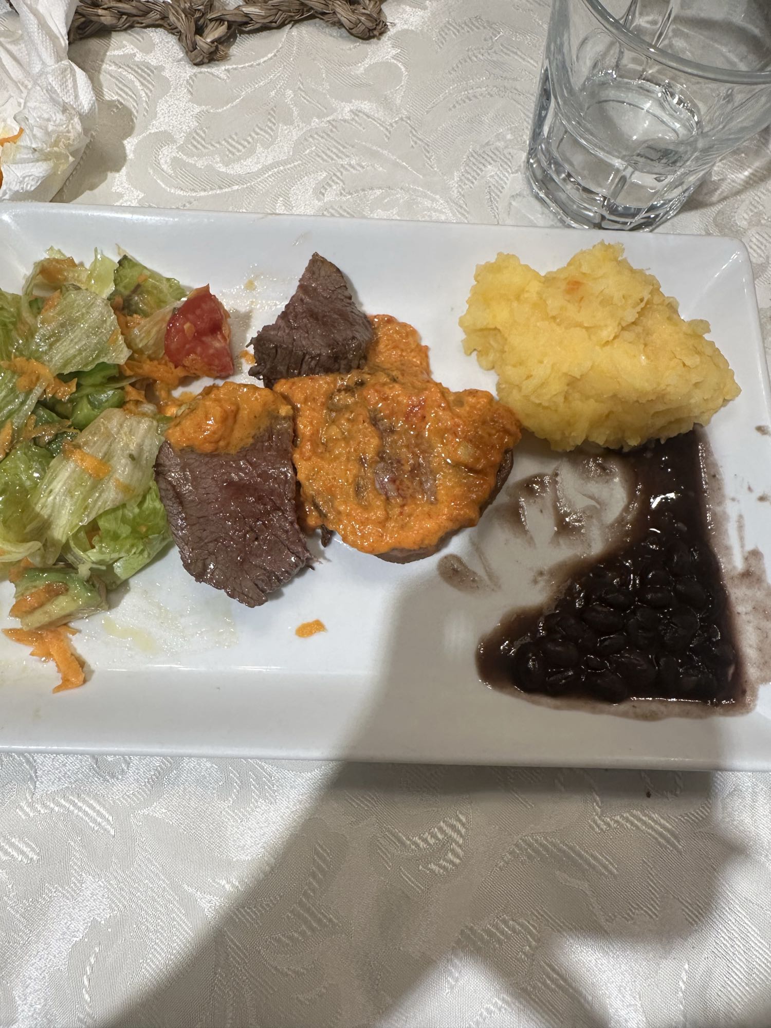 Carne con ensalada y frijoles