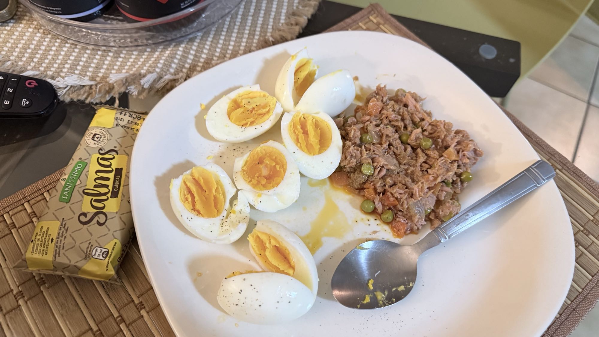 Huevos con atún y galletas
