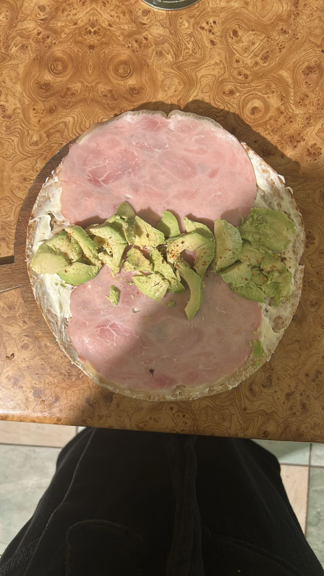 Wrap cu șuncă și avocado