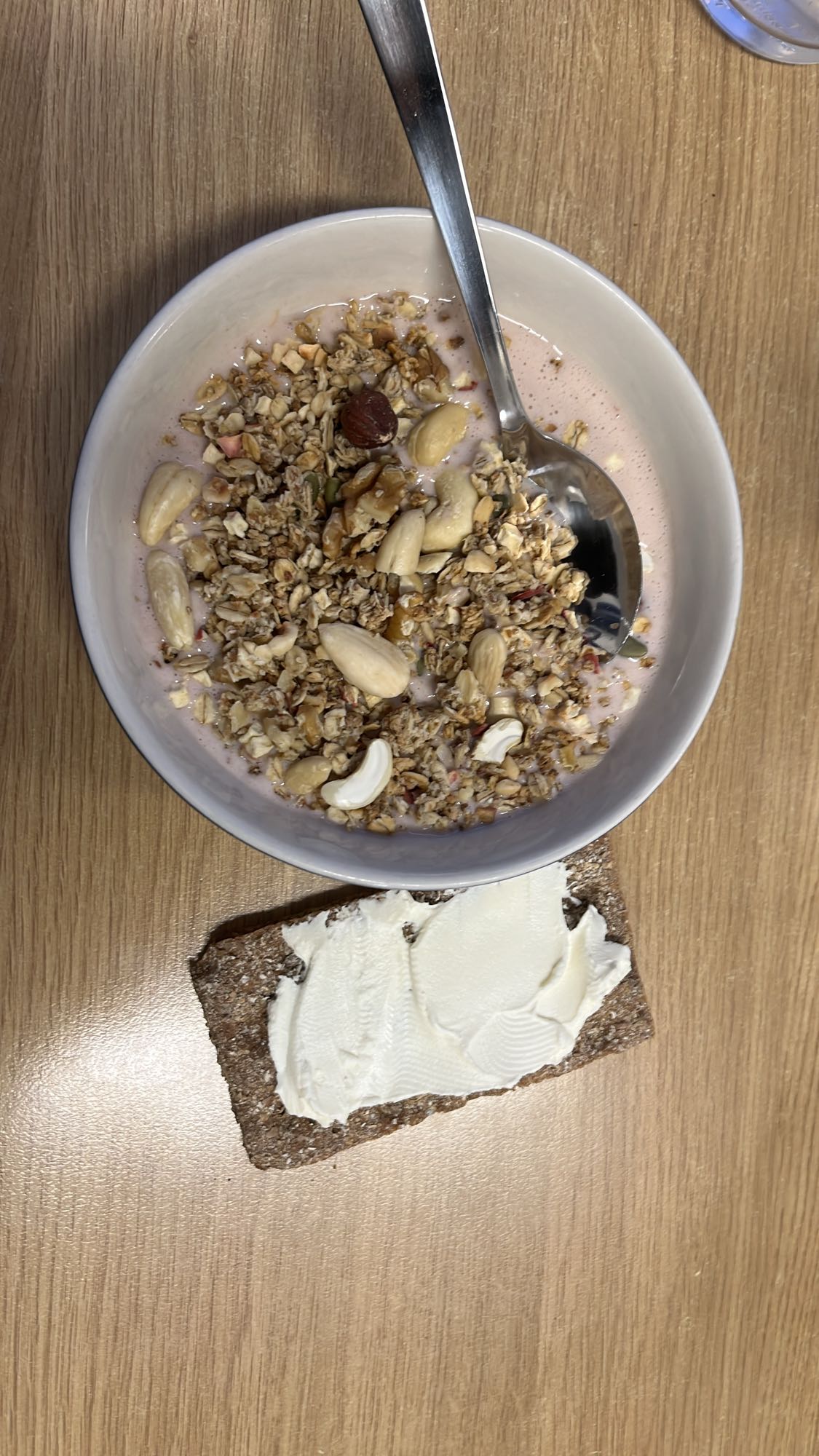 Yoghurt med müsli & knäckebröd