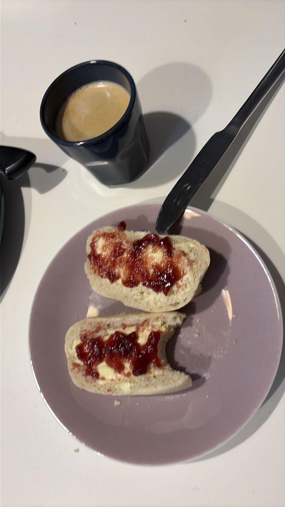 Brötchen mit Marmelade & Kaffee