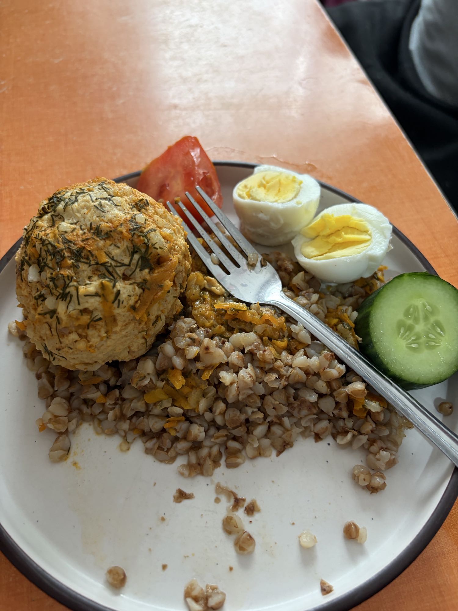 гречка с котлетой и яйцом