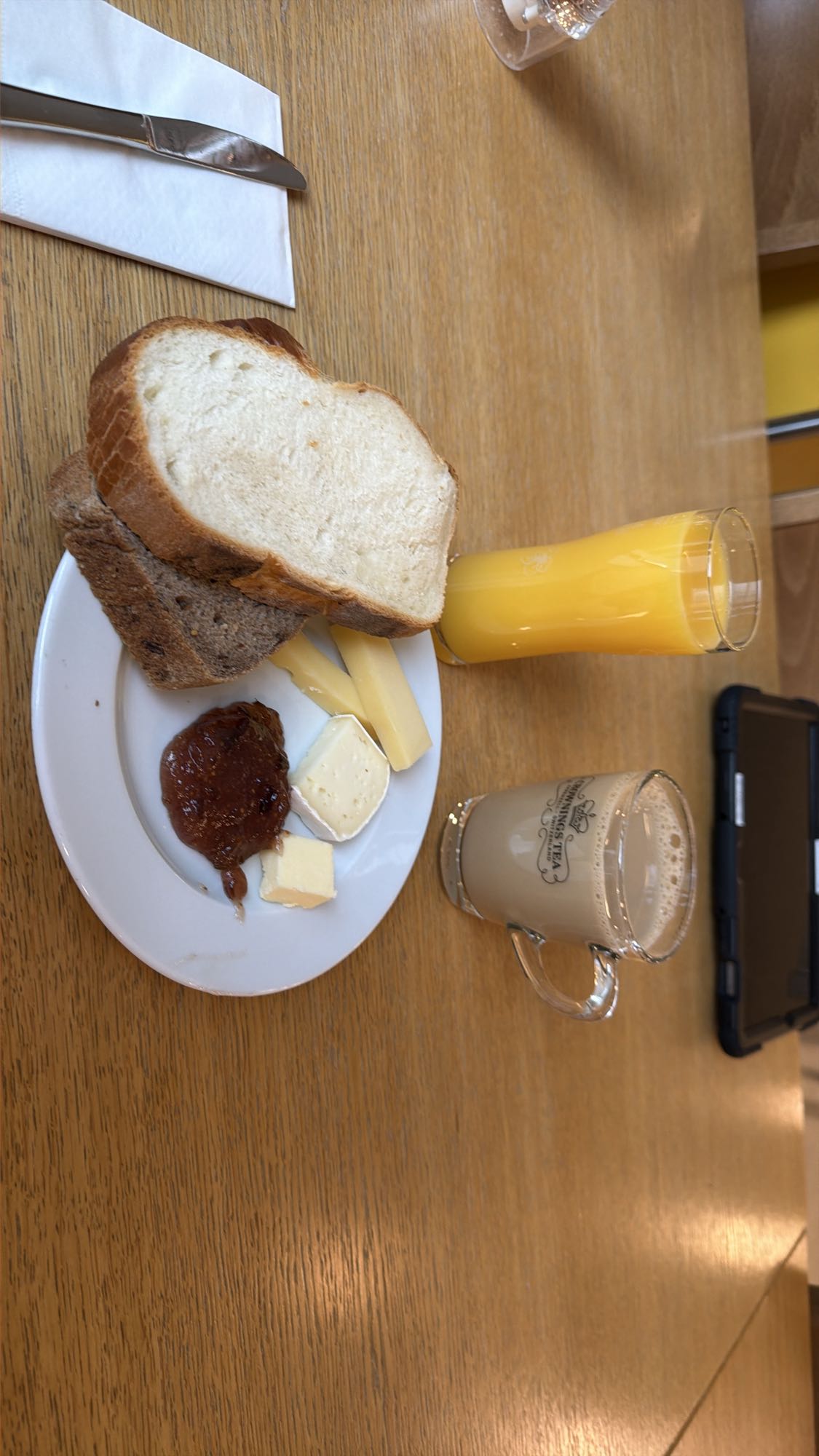 Ontbijt met brood en kaas