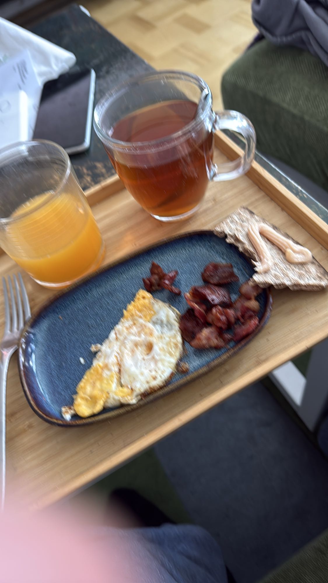 Frukostbricka med ägg och bacon