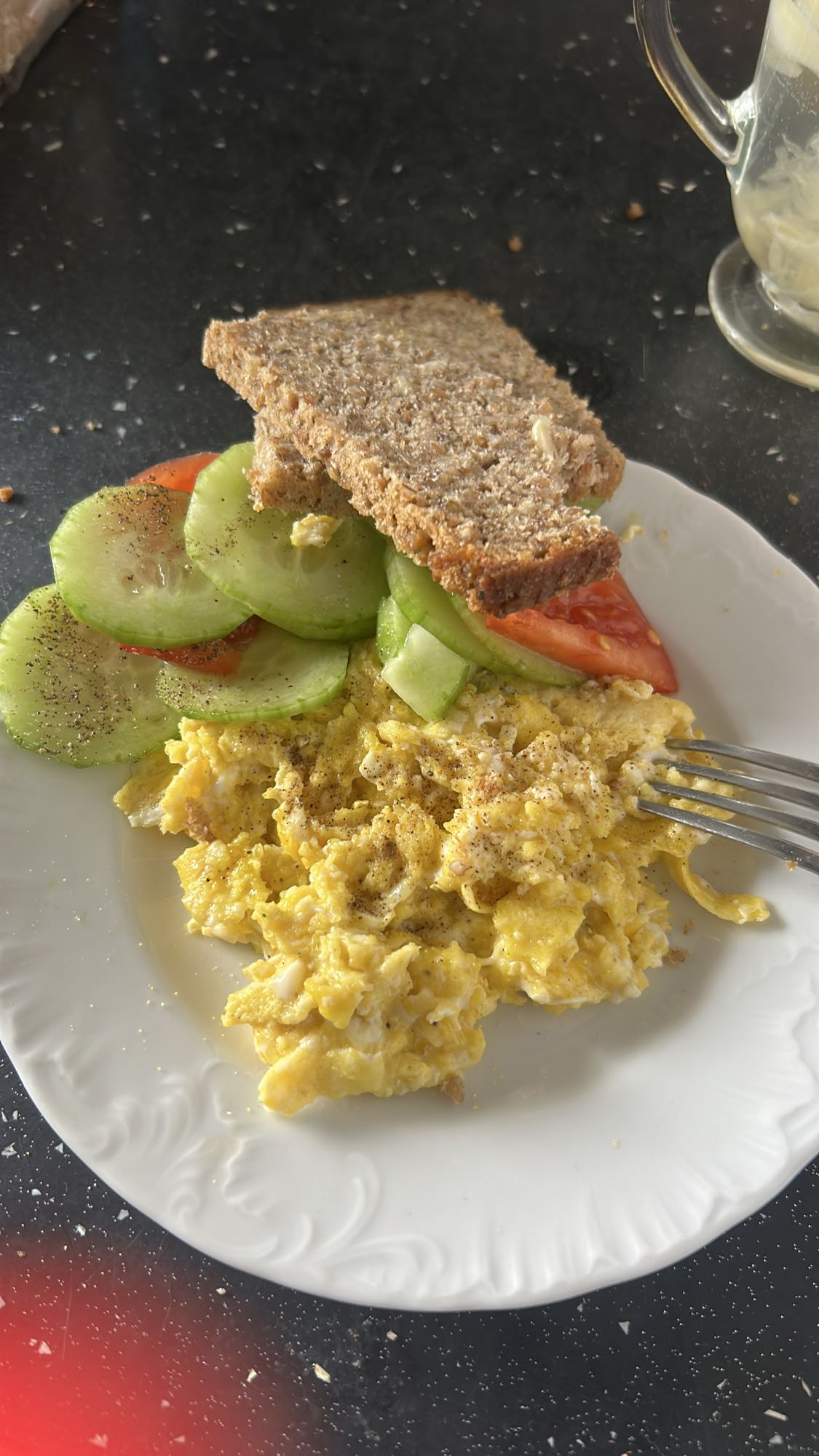 Jajecznica z warzywami i chlebem