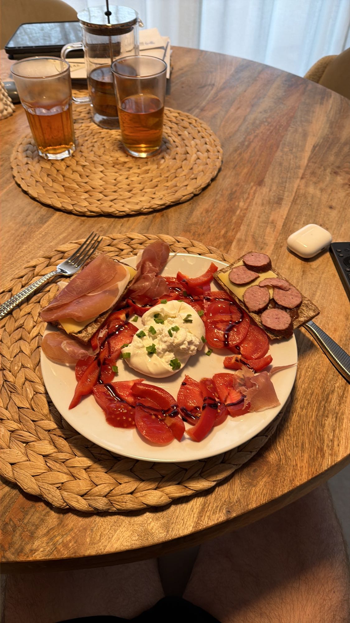 Talerz z burratą i wędlinami