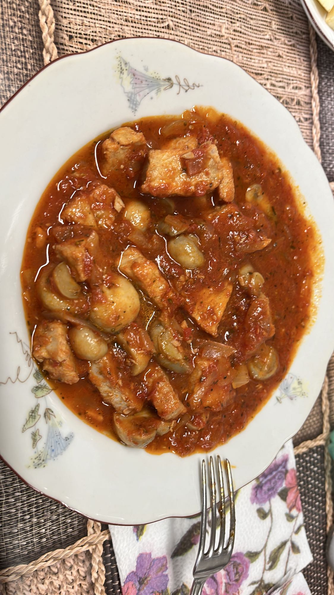 Свинско с гъби и доматен сос