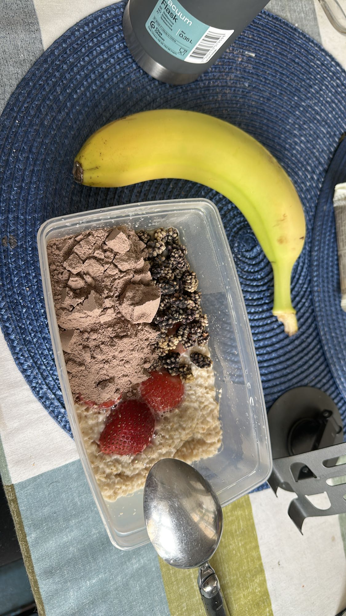 Havregrynsfrukost med frukt