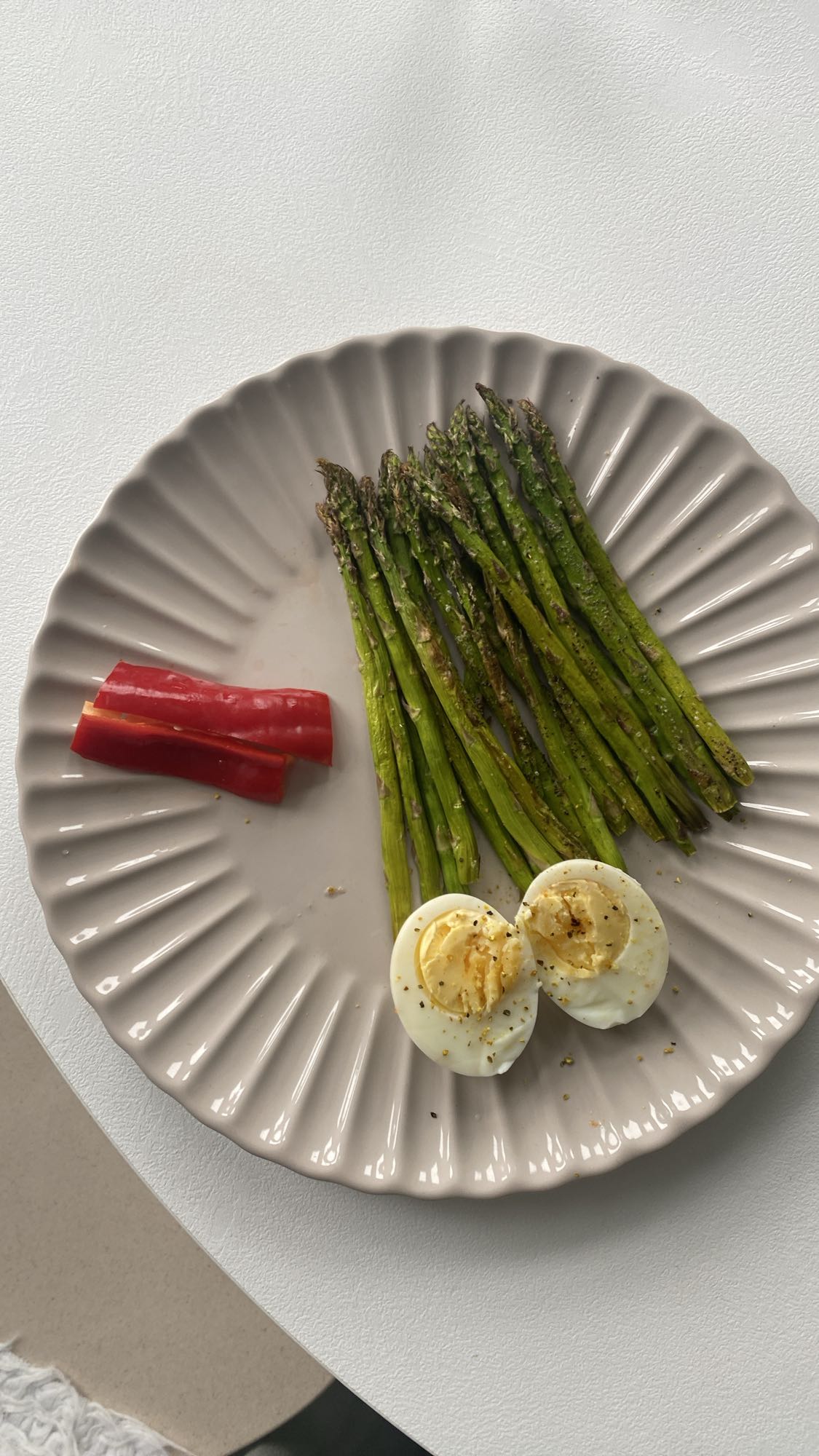 Asparges og egg tallerken