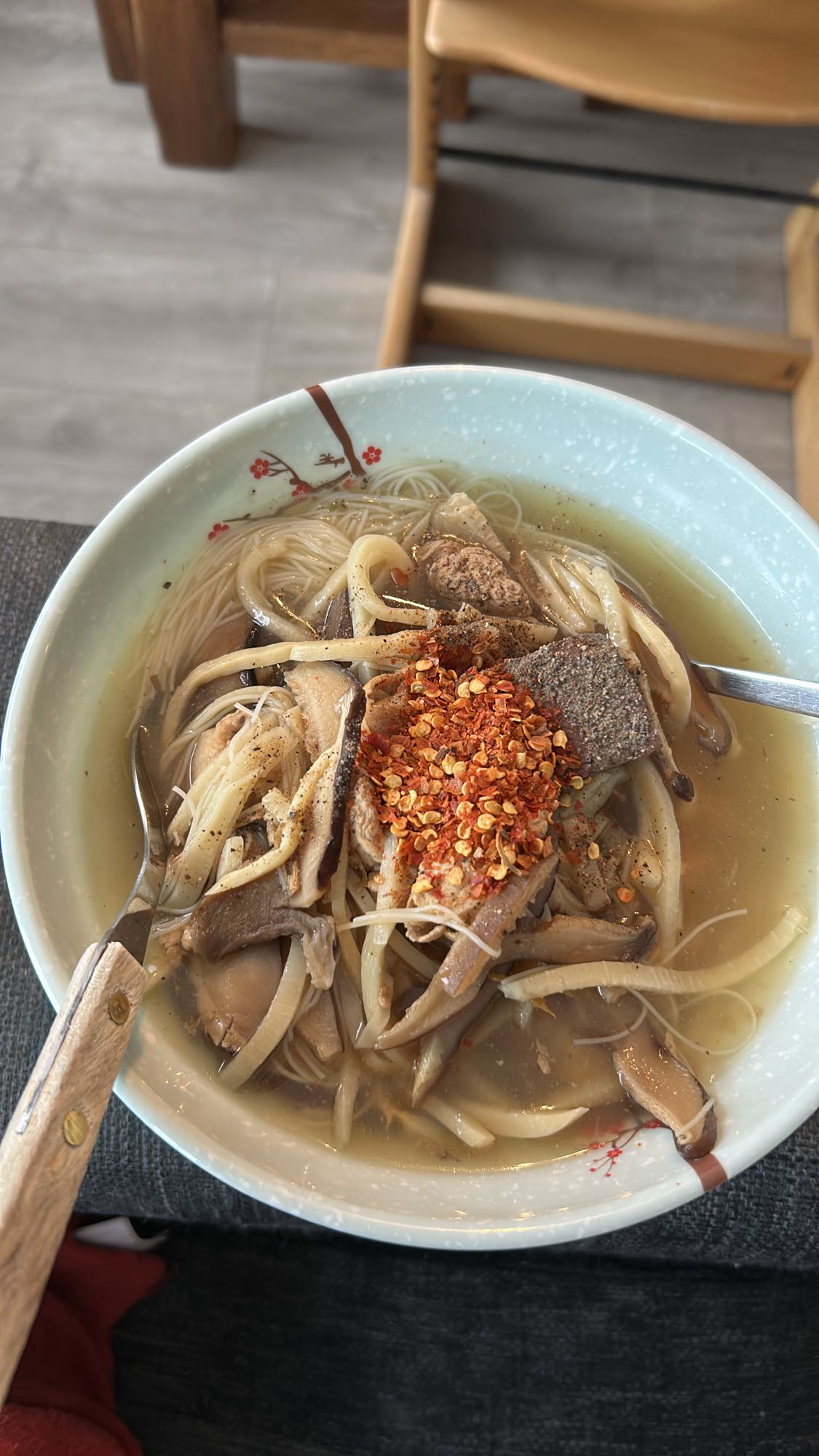 Sop med risnudler og sopp