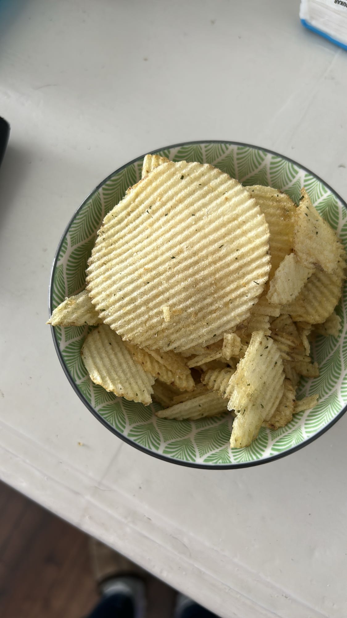 Skål med potatischips