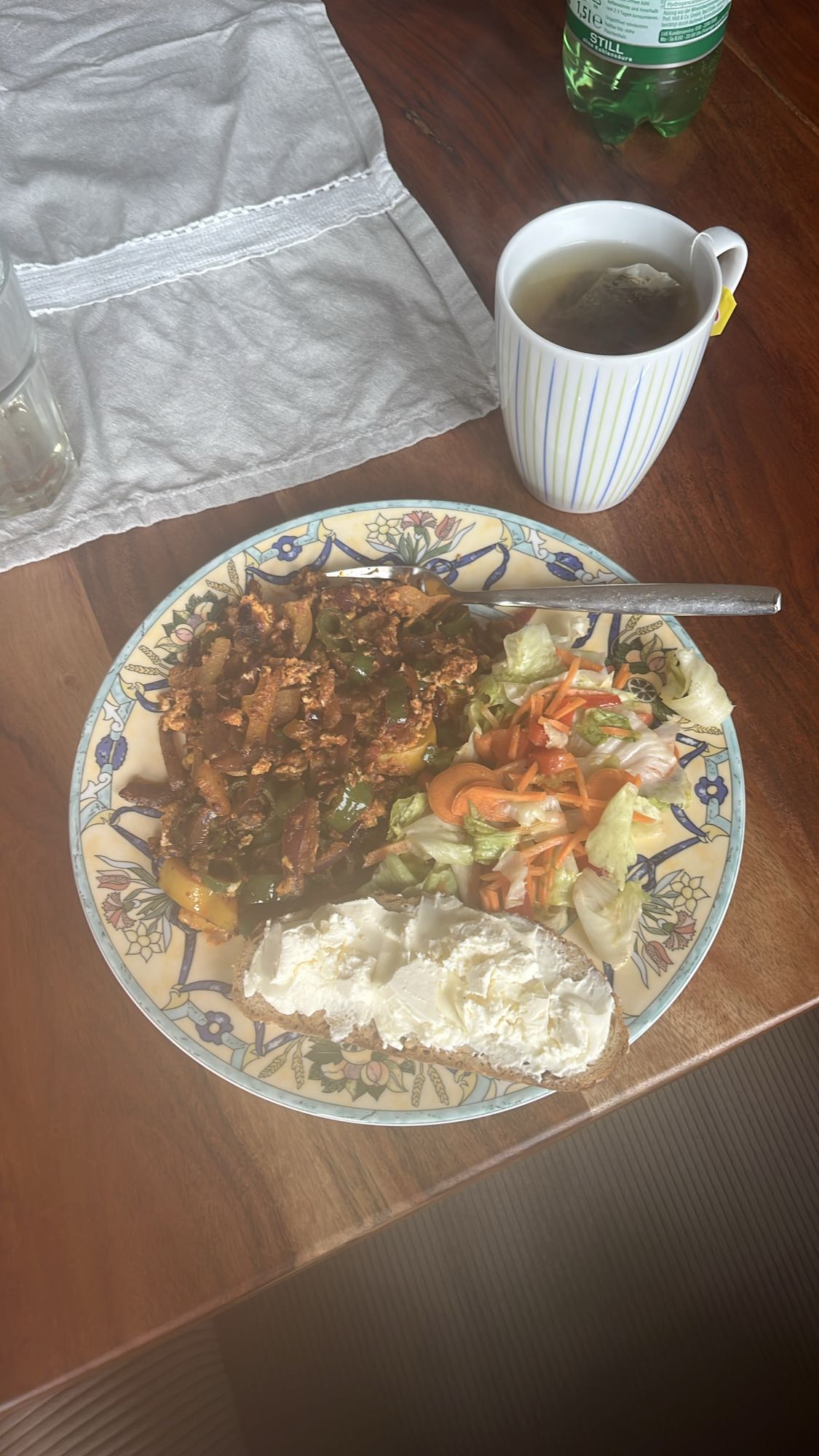 Rührei, Salat & Brot