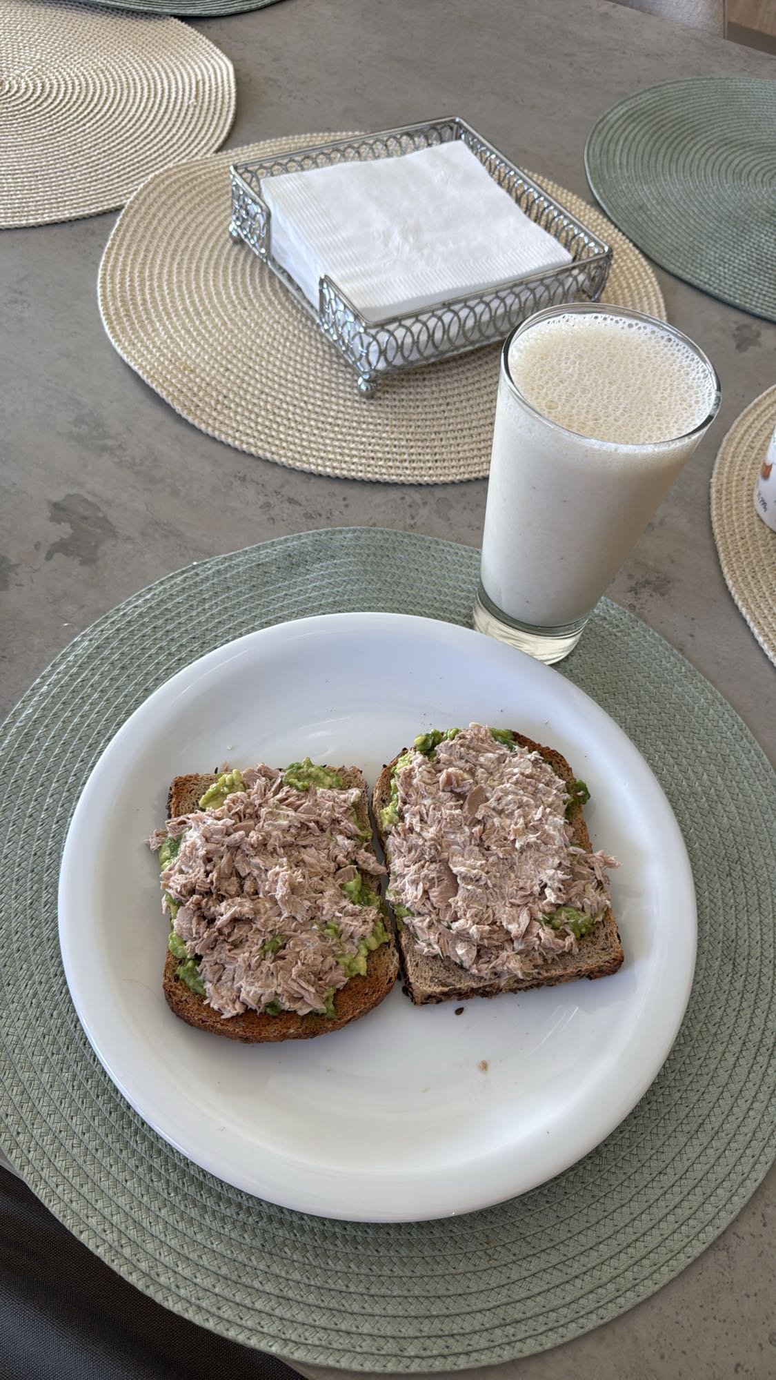 Tostadas de atún y batido
