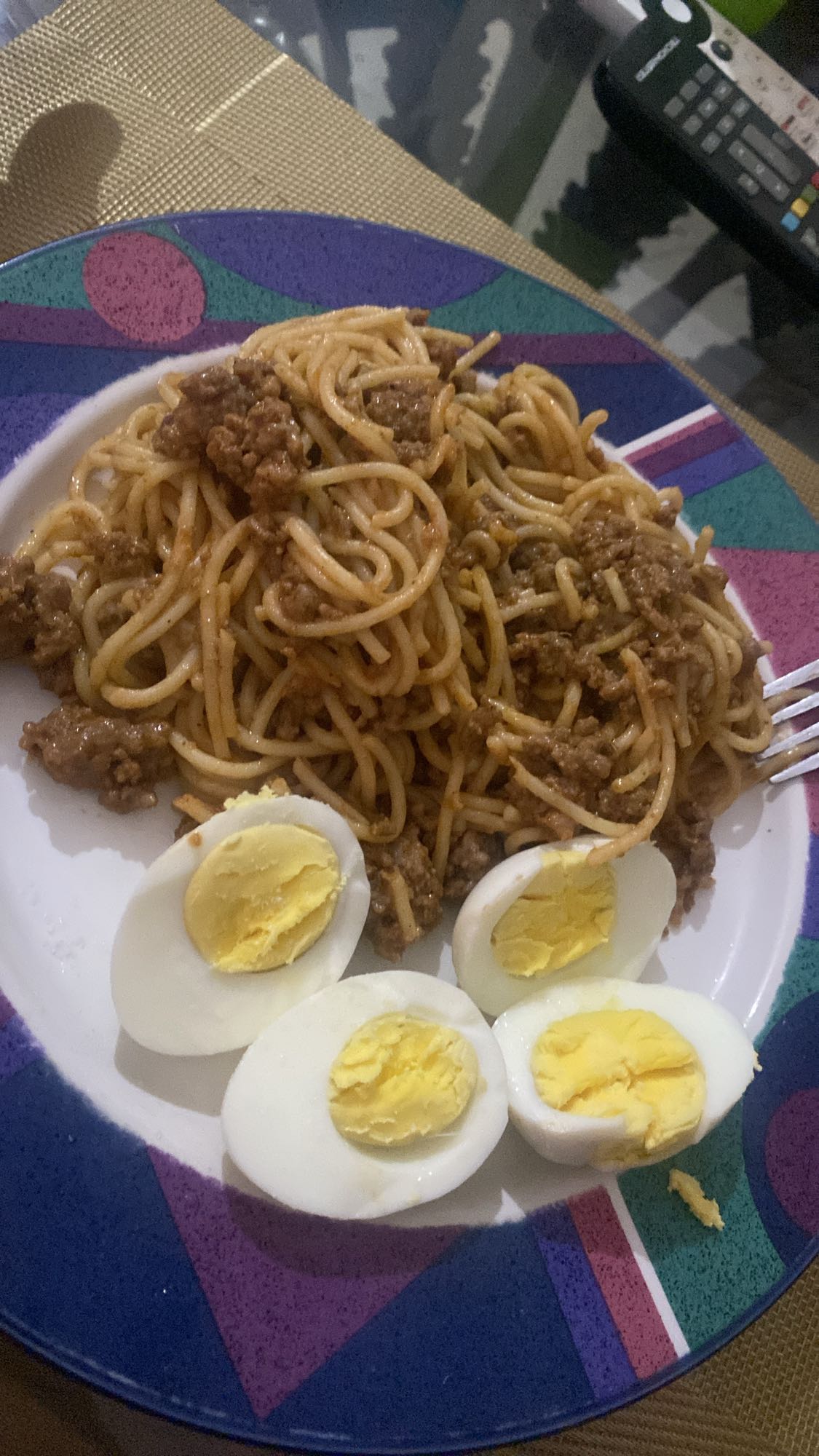Espaguetis con carne y huevo