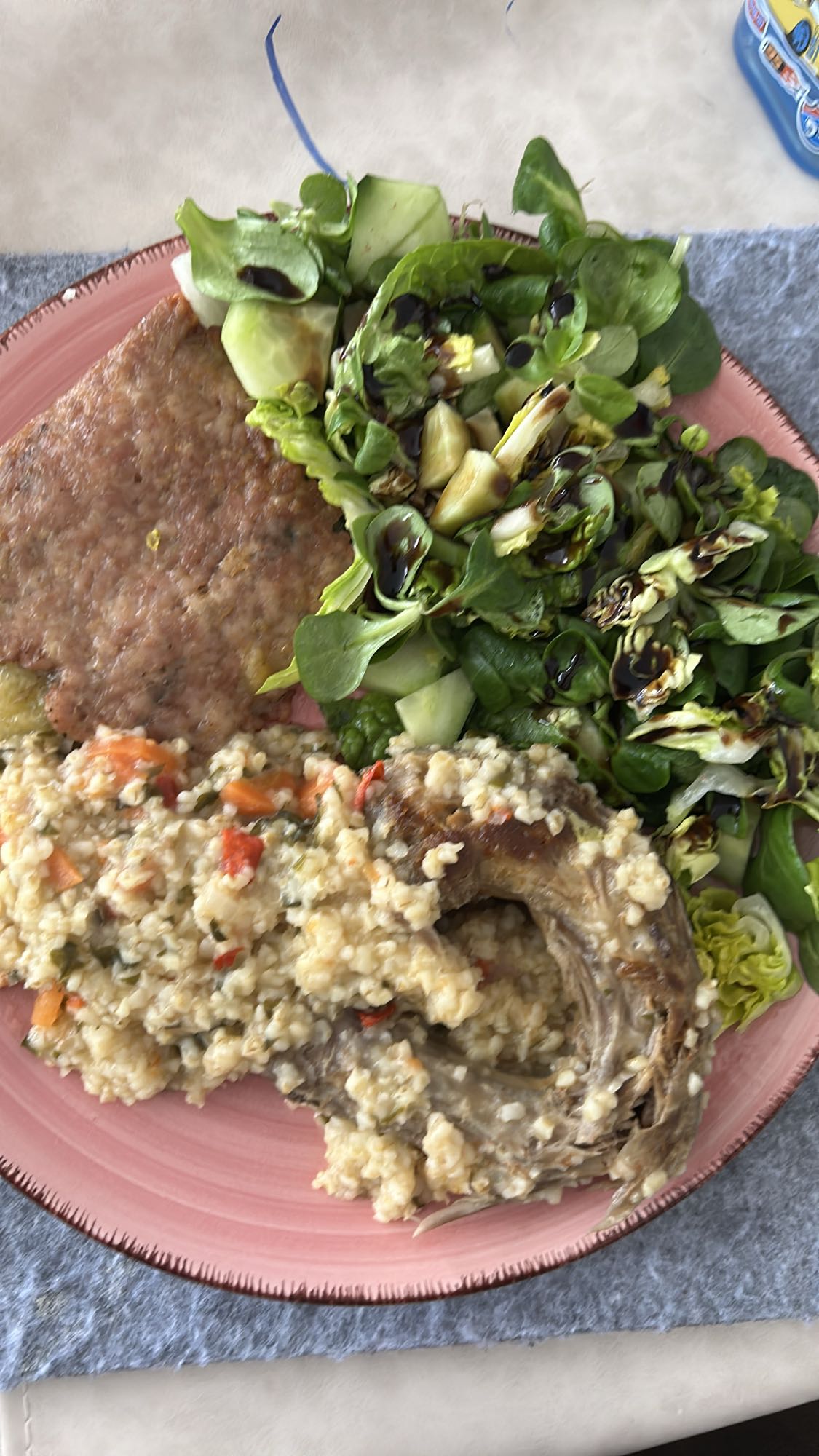 cordero con ensalada y bulgur