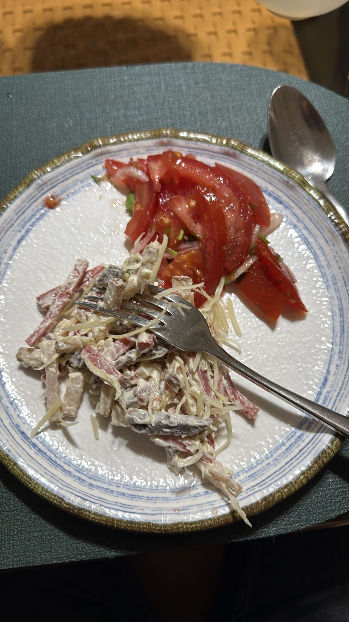 Салат с колбасой и помидорами