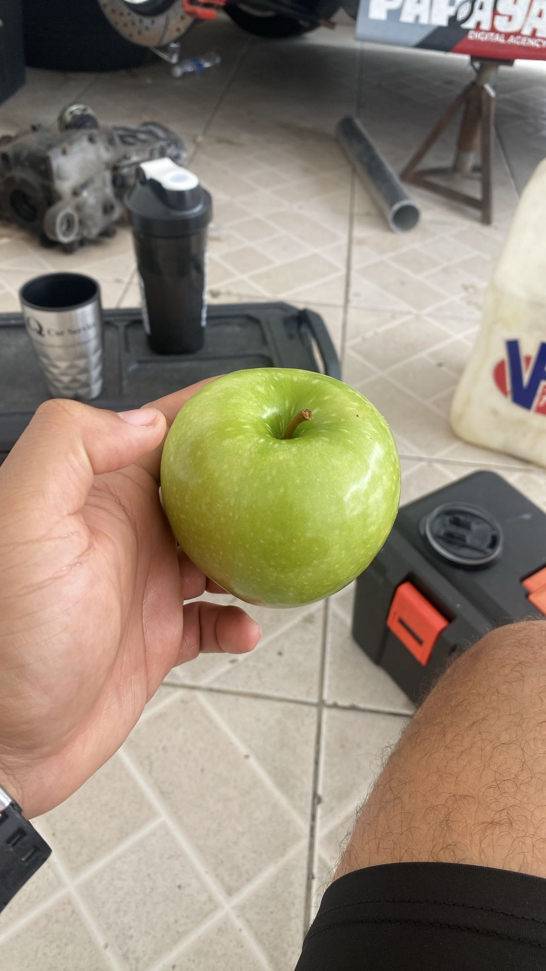 Manzana verde entera