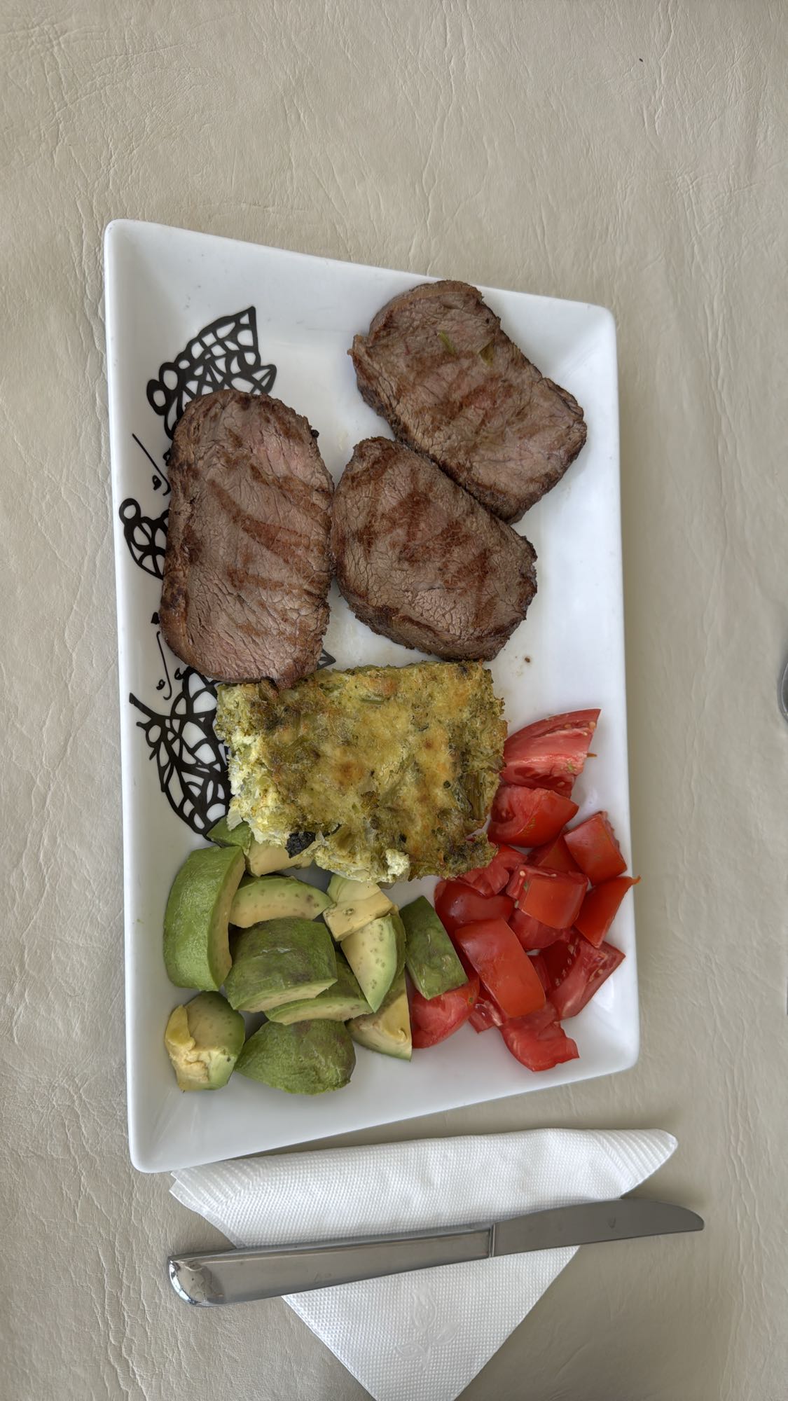 Plato de carne y verduras