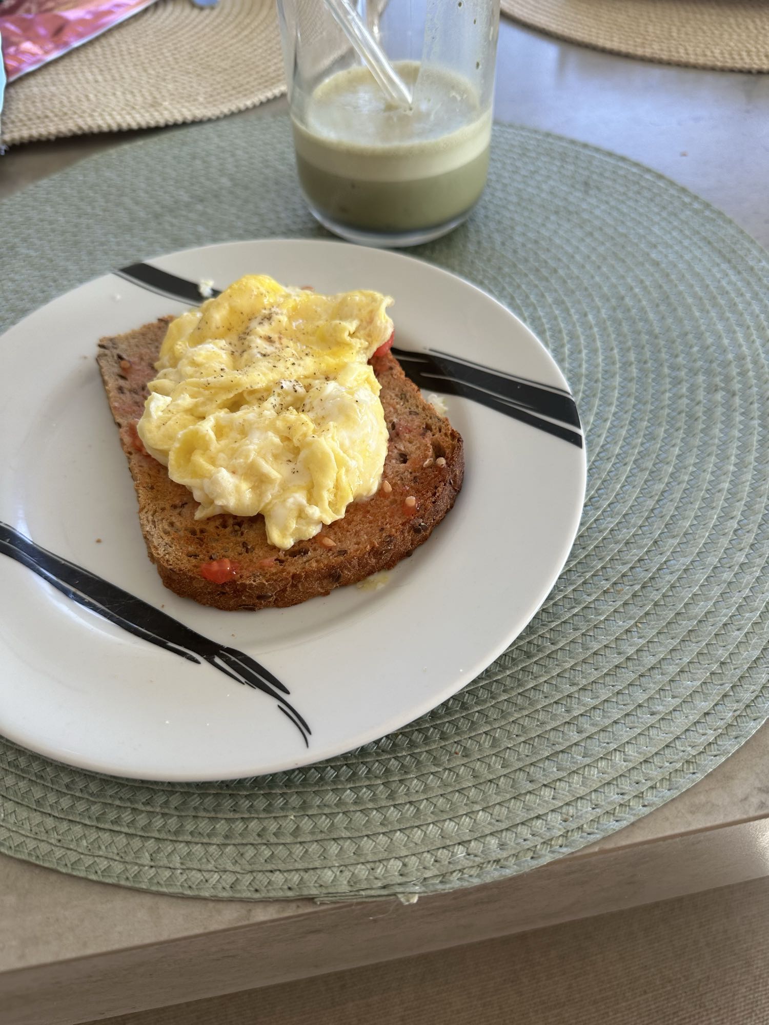 Tostada con huevo revuelto
