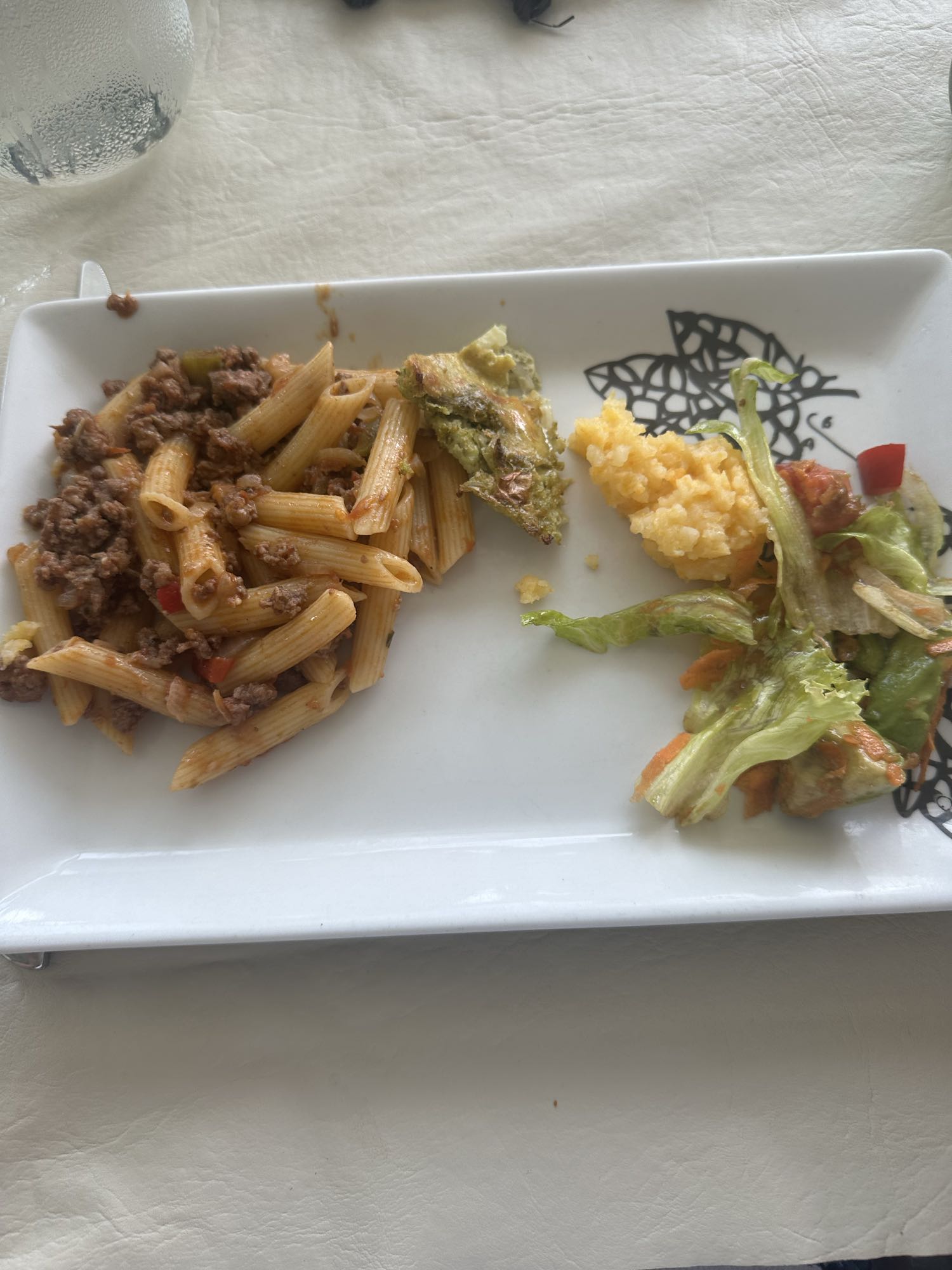 Pasta con carne y ensalada