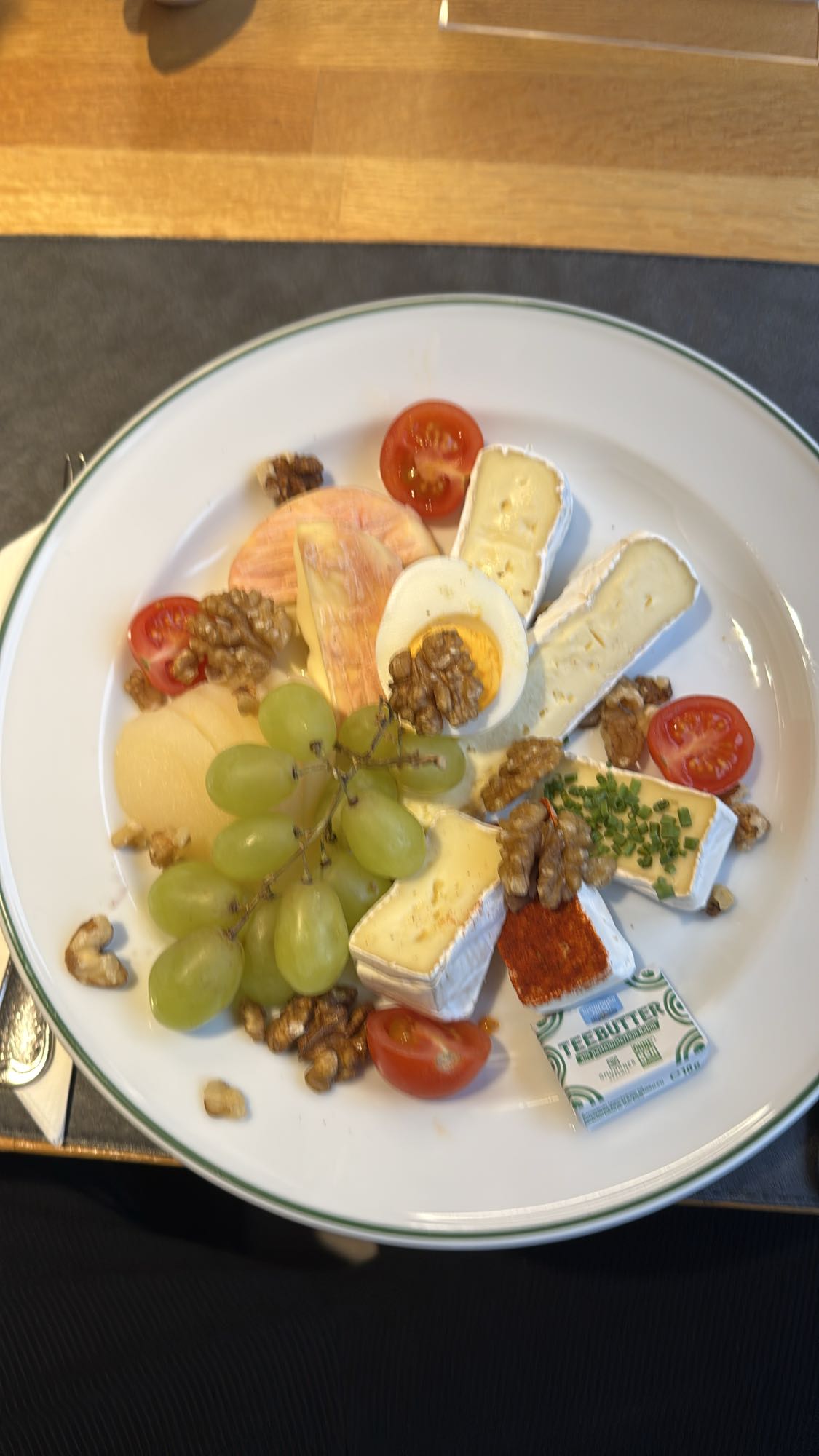 Käseplatte mit Obst