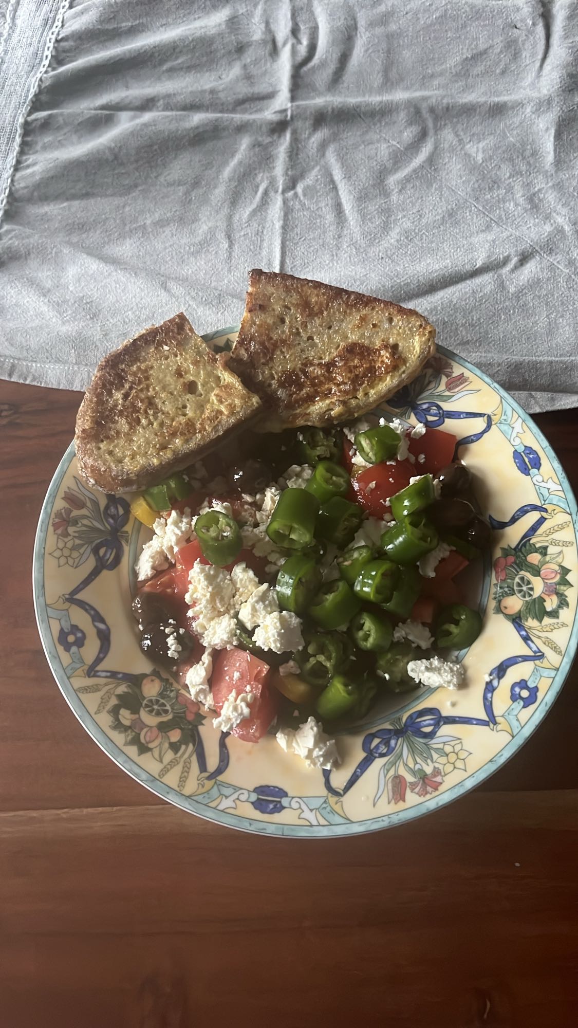 Griechischer Salat mit Brot