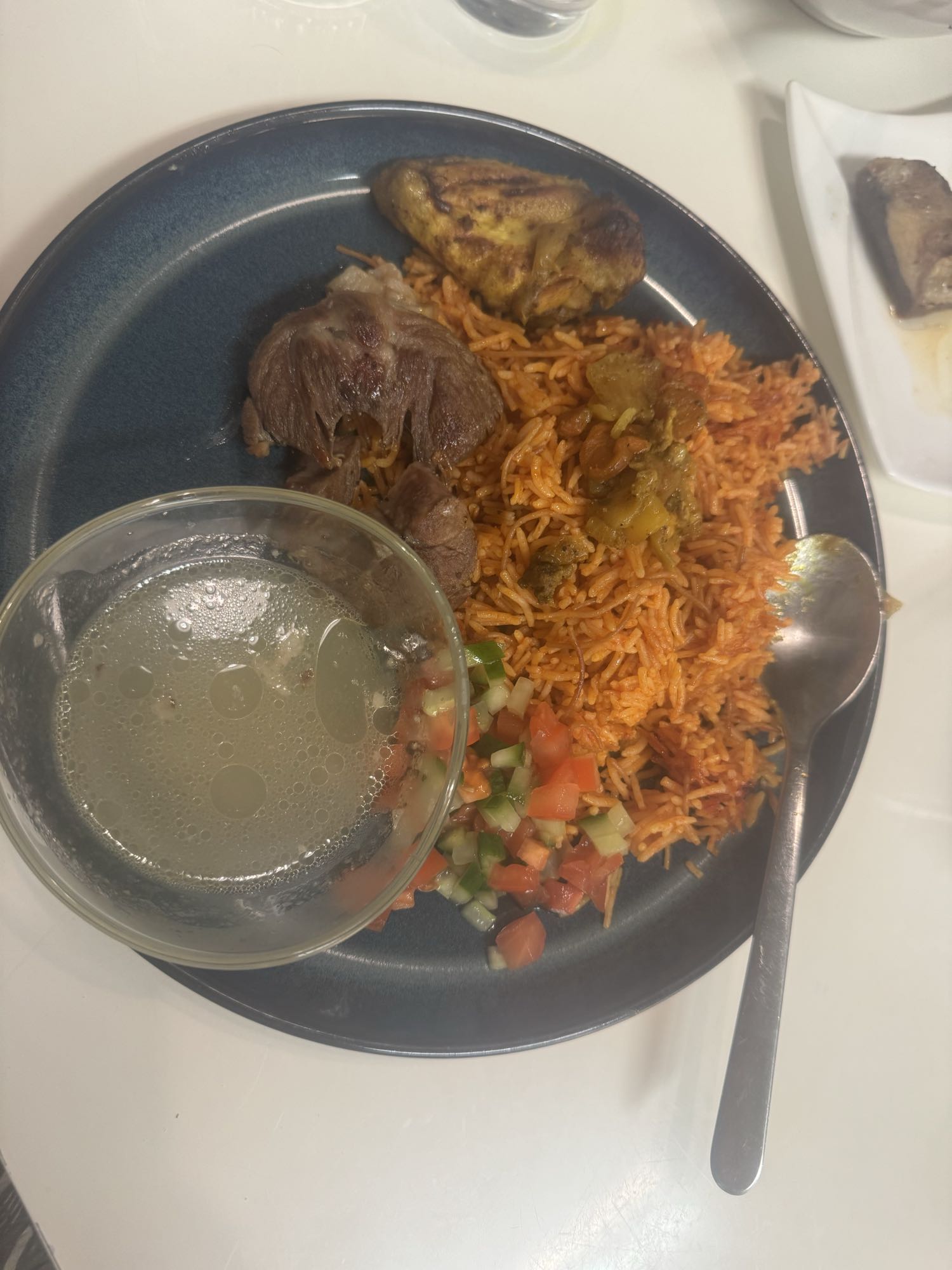 Ris med kött och sallad