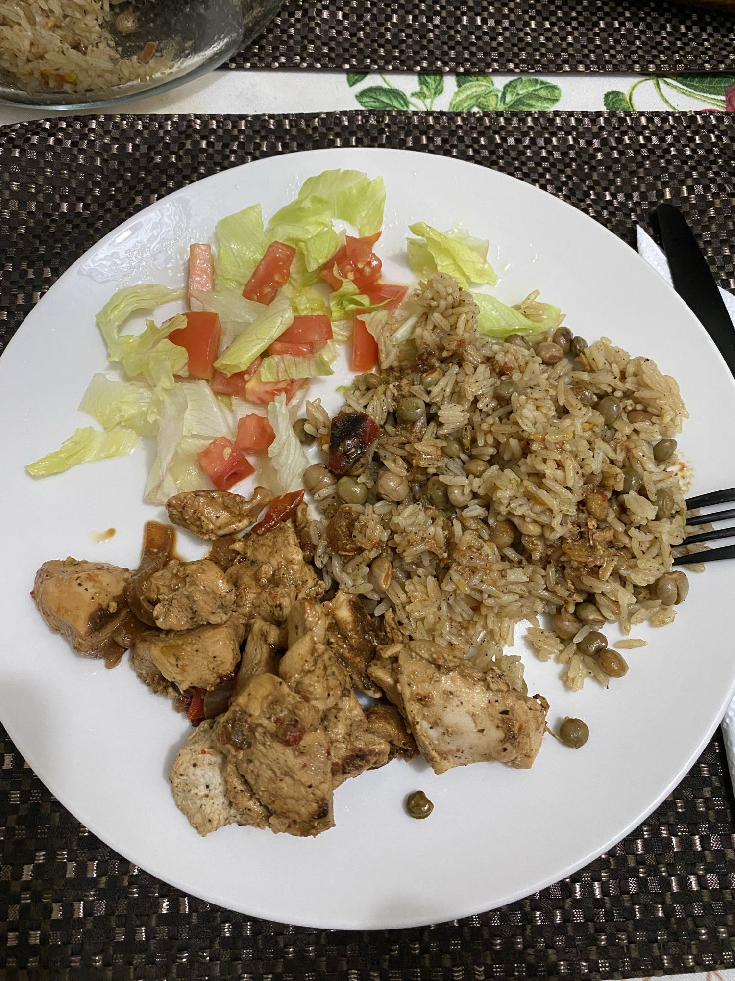Pollo con arroz y ensalada