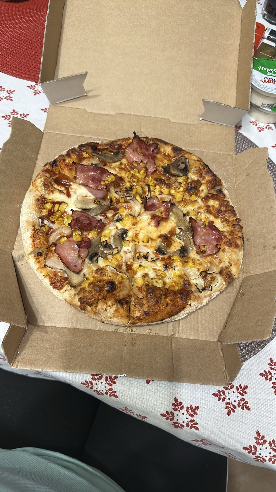 Pizza cu șuncă și porumb
