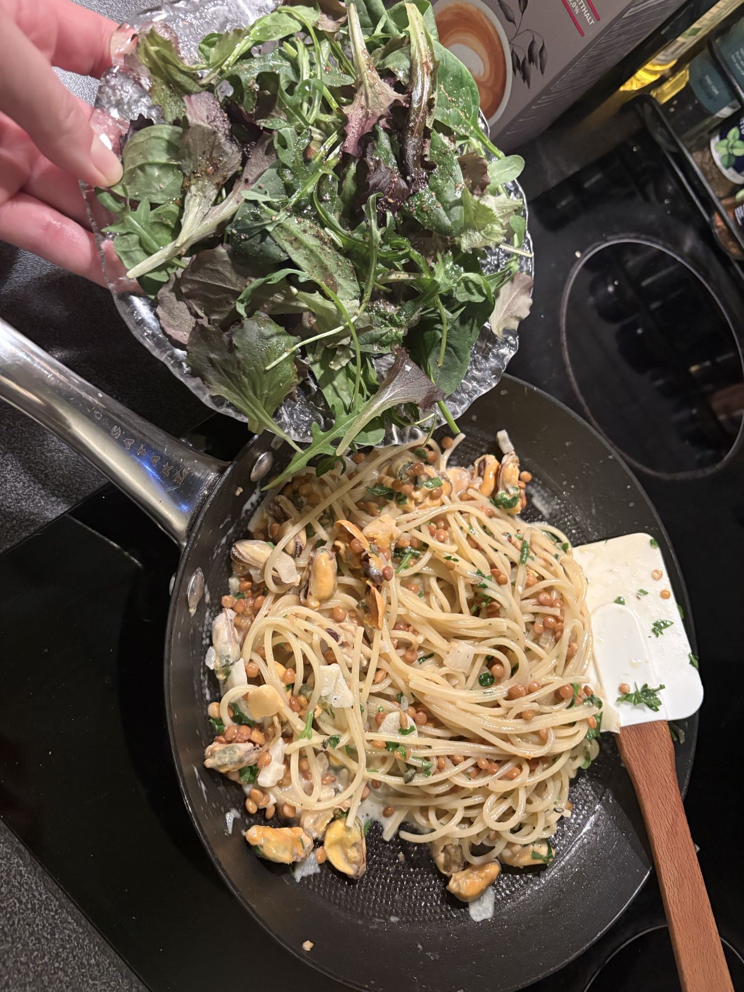 Pasta med musslor & sallad