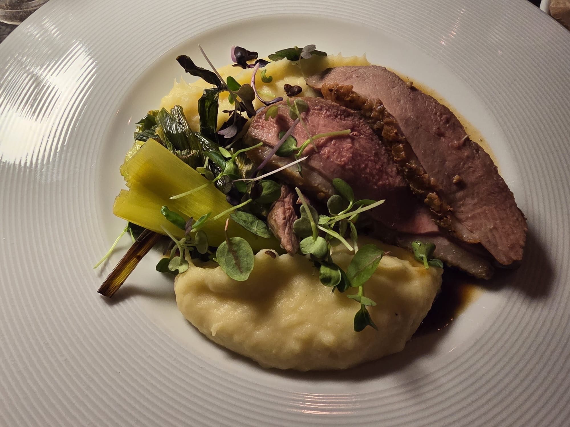 Rață cu piure și legume