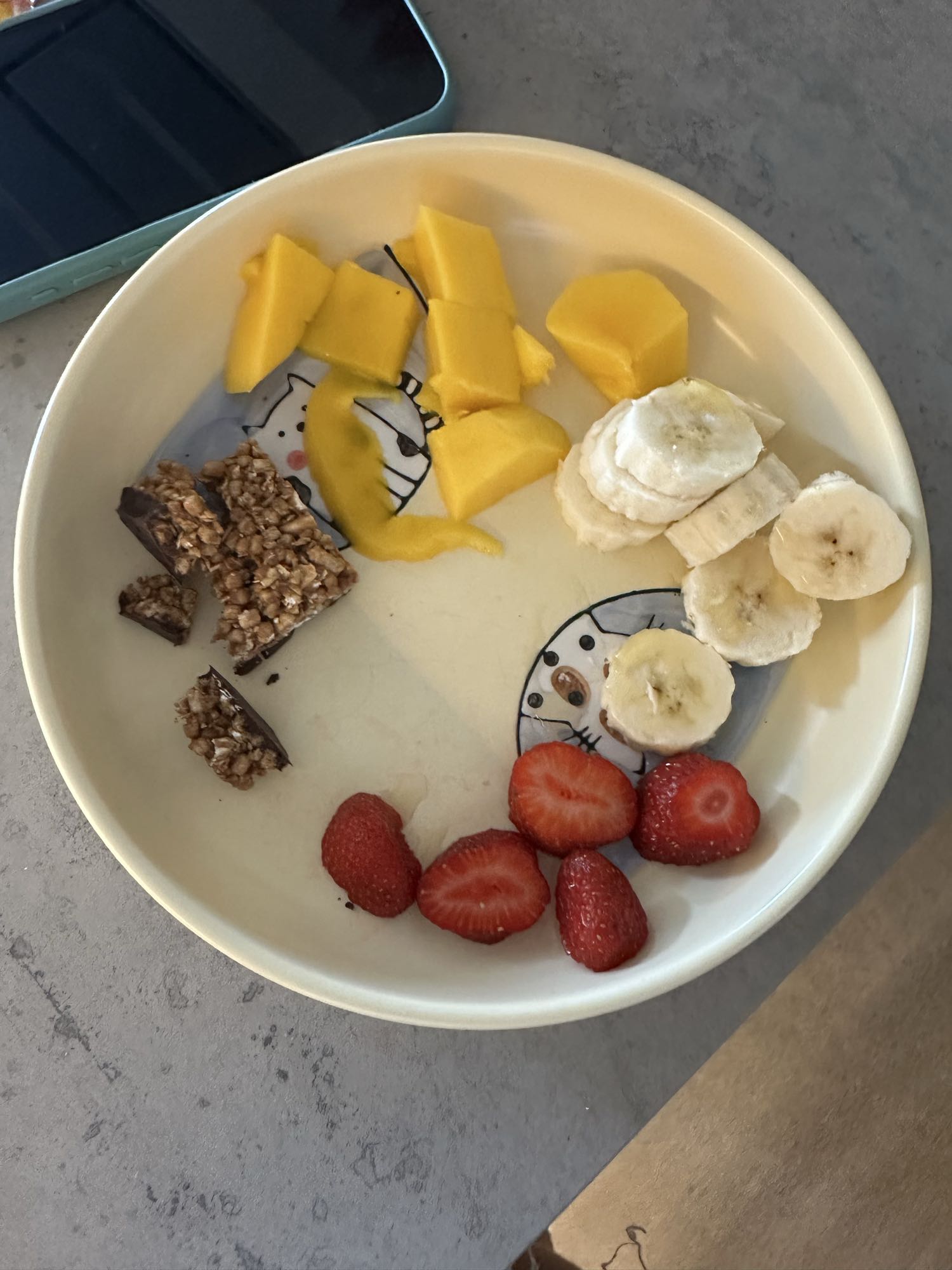 Frutas y barra de cereal