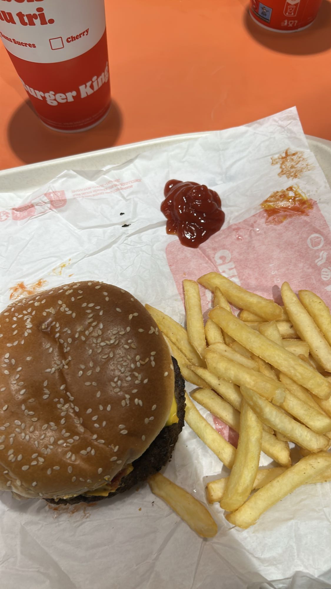 Burger, frites et ketchup