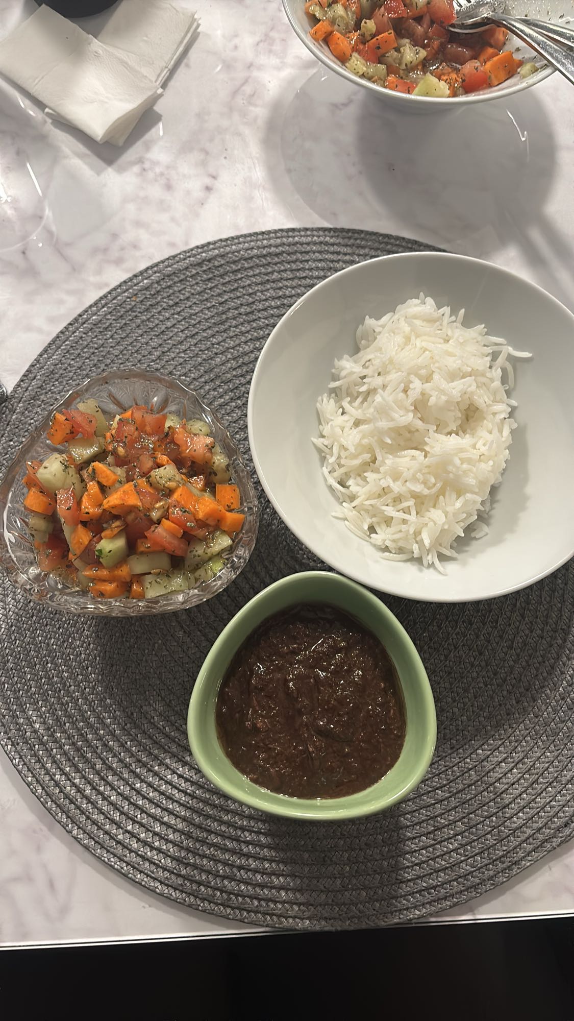 Ris med grönsakssallad och gryta