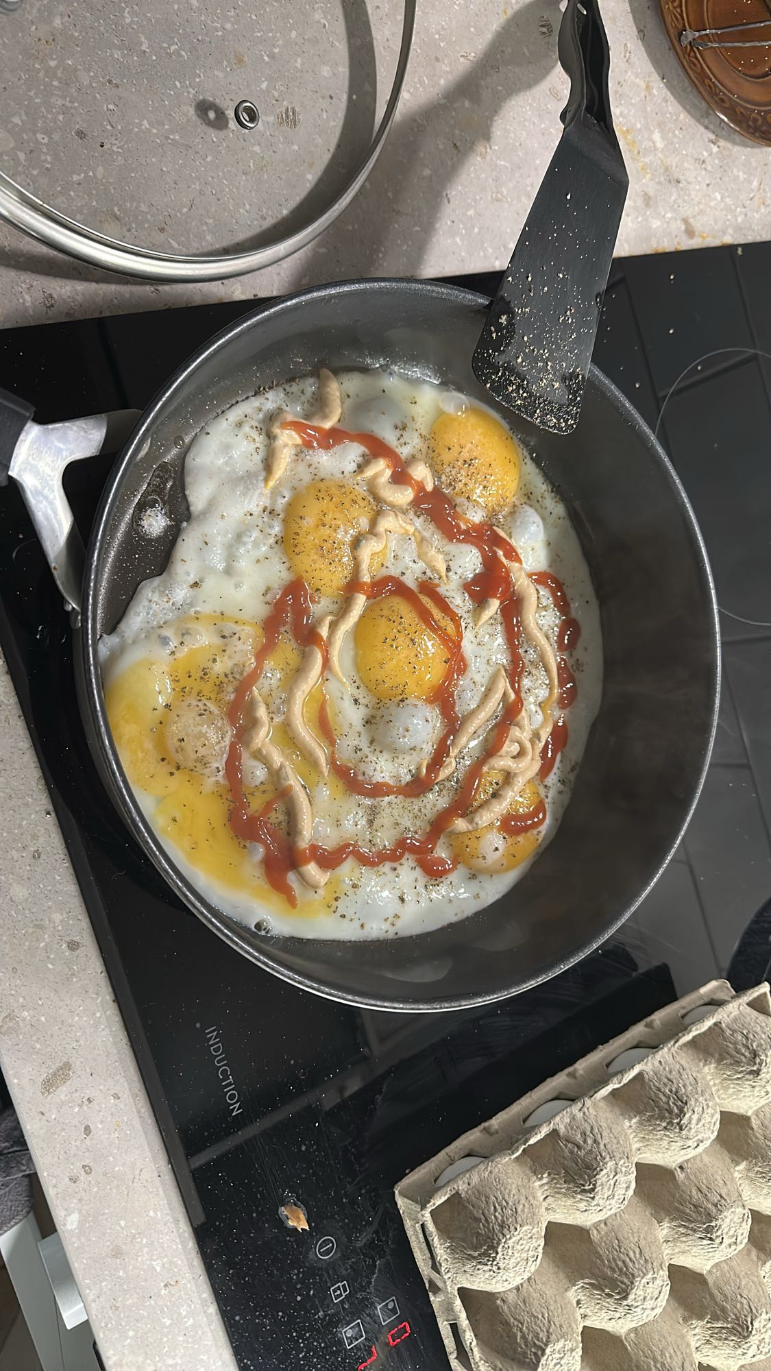 Stekta ägg med sås