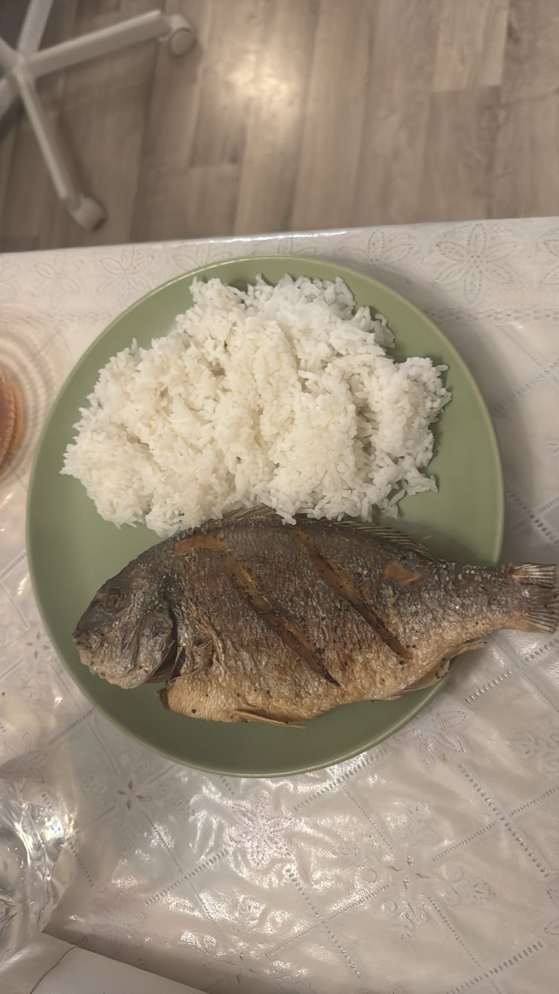 Stekt fisk med ris