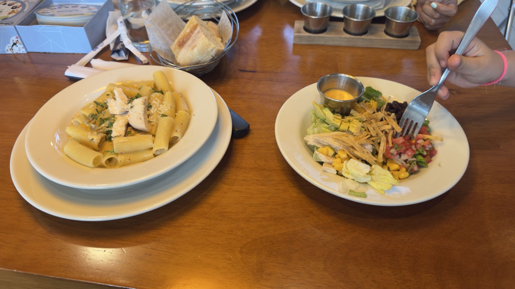 pasta con pollo y ensalada