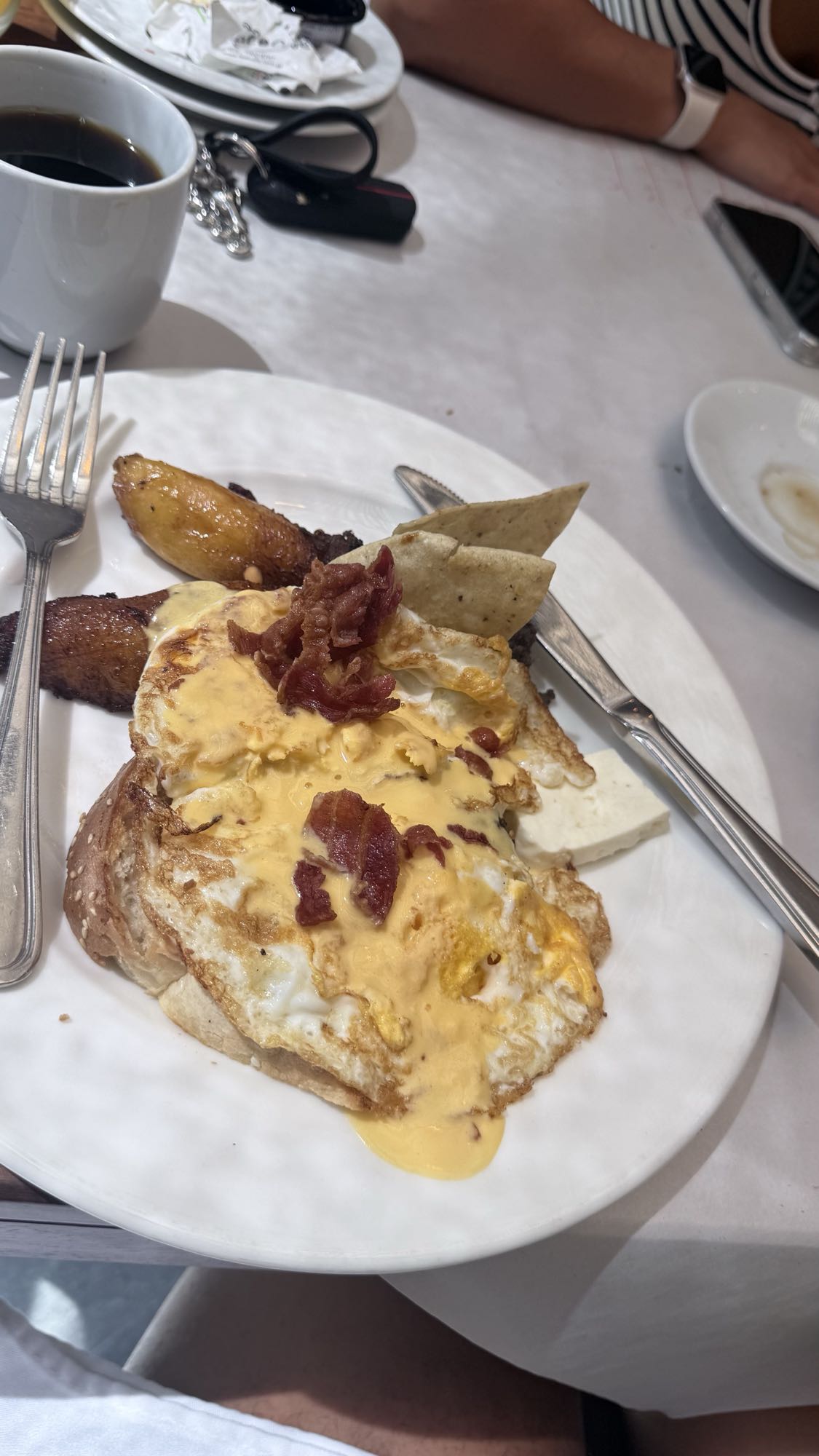 Desayuno con huevos y plátano