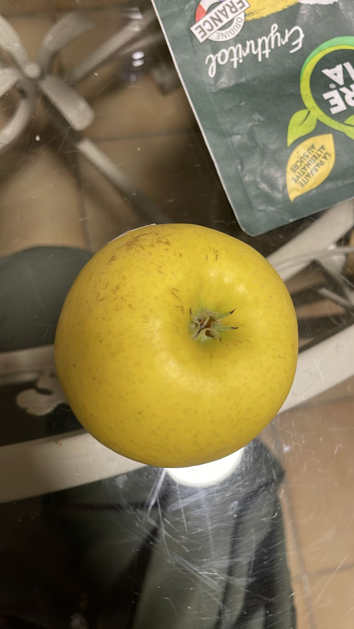 Pomme jaune entière