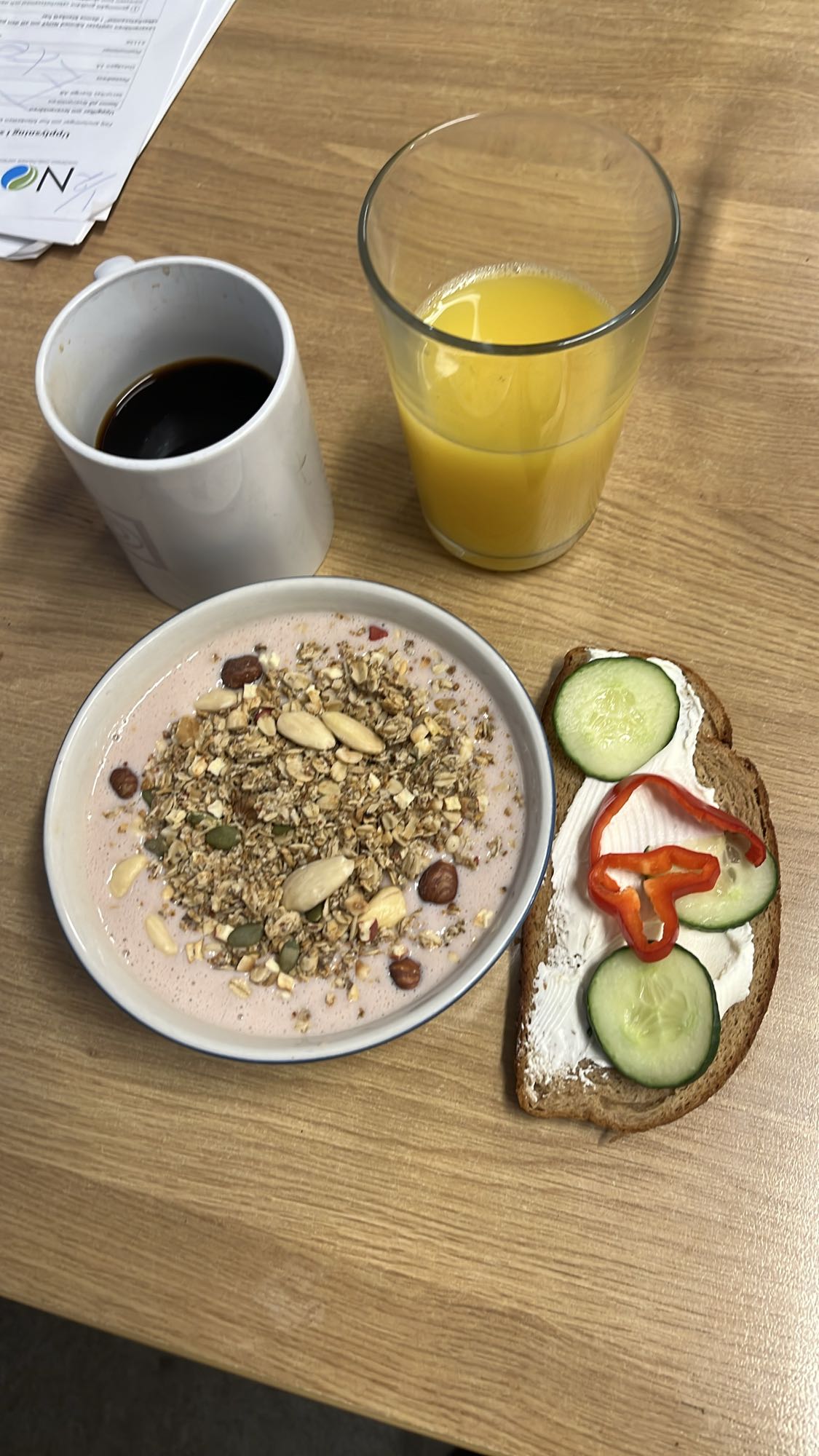 Frukost med yoghurt och macka